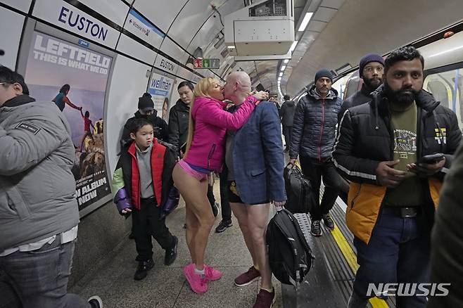 [런던=AP/뉴시스] 8일(현지시간) 영국 런던에서 연례 '바지 벗고 지하철 타기' 행사가 열려 바지를 입지 않은 남녀가 지하철역 승차장에서 입 맞추고 있다. 이 행사는 2002년 뉴욕에서 장난삼아 시작됐으나 지금은 세계적으로 퍼져나간 '국제 행사'가 됐으며 코로나19로 2020년 중단됐다가 올해 재개됐다. 2023.01.09.
