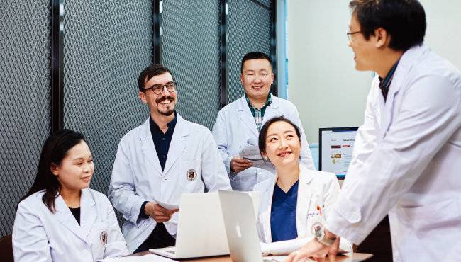 고려대 의대는 세계를 상대로 활발한 의학교육 및 연구를 진행하며 ‘글로벌 스탠더드’ 확립을 선도해 나가고 있다. [고려대 의과대학]