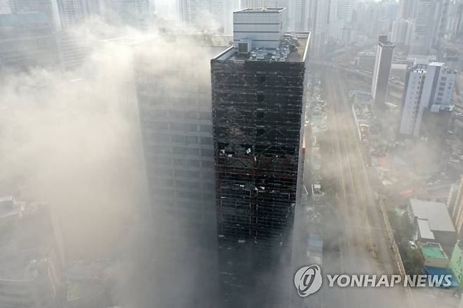 부산 도심 한복판 주차타워 화재 (부산=연합뉴스) 손형주 기자 = 9일 오전 부산진구 한 오피스텔 주차타워에서 불이 나 연기로 뒤덮혀 있다. 불은 1시간여만에 초진됐지만 인근 상가 건물로 번져 소방당국이 진화중이다. 현재까지 연기흡입 외 인중상자는 발생하지 않았다. 2023.1.9 handbrother@yna.co.kr