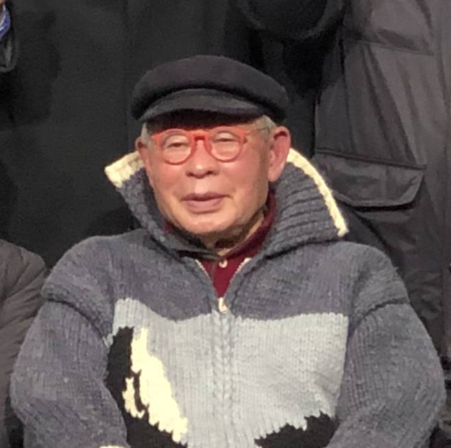 연극연출가 김우옥 (서울=연합뉴스) 김용래 기자 = 연극연출가 김우옥(89)이 9일 국립정동극장_세실에서 열린 '늘푸른연극제' 기자간담회에 참석해 기념촬영을 하고 있다. 김우옥은 한국예술종합학교 연극원의 초대 원장을 지낸 원로 연극인이다.