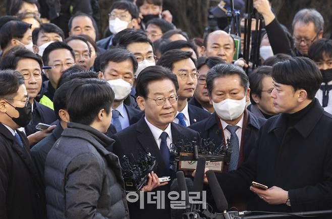 이재명 더불어민주당 대표가 ‘성남FC 후원 의혹’과 관련해 10일 경기도 성남시 수원지방검찰청 성남지청에 출석하고 있다. (사진=사진공동취재단)