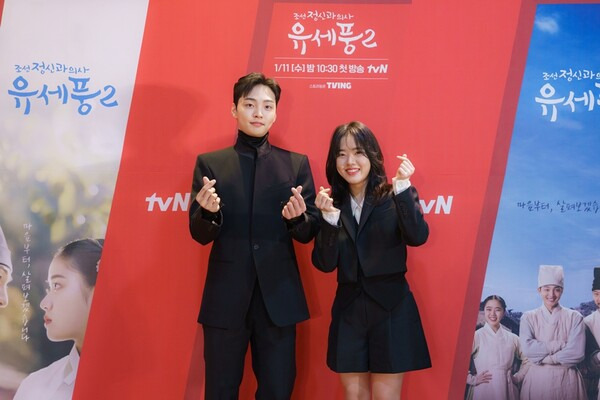 김민재(좌), 김향기/사진=tvN