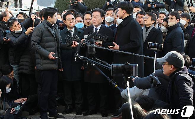 이재명 더불어민주당 대표가 성남FC 후원금 의혹 사건 관련 검찰 조사를 받기 위해 10일 오전 경기 수원지방검찰청 성남지청에서 출석하기 전 입장을 밝히고 있다. 제1야당 현직 대표가 검찰에 피의자 신분으로 출석하는 것은 헌정 사상 처음이다. 이날 박홍근 원내대표와 정청래 최고위원 등 당지도부와 소속의원들이 대거 나와 이 대표의 검찰 출석 모습과 입장발표 장면을 지켜봤다. ⓒ News1 사진공동취재단