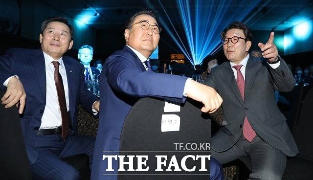 여권 관계자는 "보수 정치권에서 지지자, 당원 조직 능력과 동원에 있어서는 이 회장이 으뜸"이라고 전했다. 사진은 지난달 14일 이 회장(가운데)이 이철규(왼쪽), 권성동 의원(오른쪽)과 새미준 발대식에 참석한 모습. /뉴시스