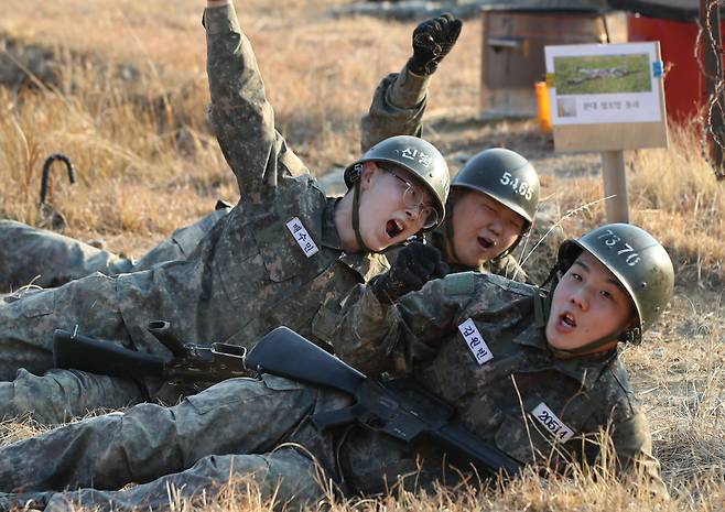 4일 오후 경남 창원시 진해구 해군교육사령부에서 해군병 688기 3주 차 훈련병들이 야전교육훈련을 받고 있다.야전교육훈련은 사격,각개전투,화생방 등 훈련으로 3주간 기초군사교육을 받은 해군병 688기는 앞으로 3주간의 교육훈련 과정을 마친 뒤 1월 27일 수료식을 진행한다./2023.01.04 김동환 기자