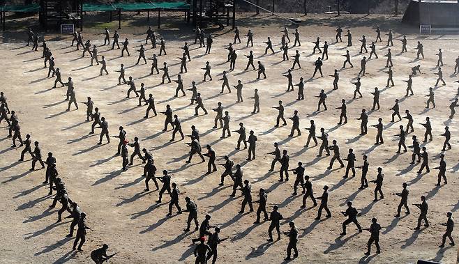 4일 오후 경남 창원시 진해구 해군교육사령부에서 해군병 688기 3주 차 훈련병들이 본격적인 각개전투 훈련에 앞서 기초교육을 받고 있다./2023.01.04 김동환 기자