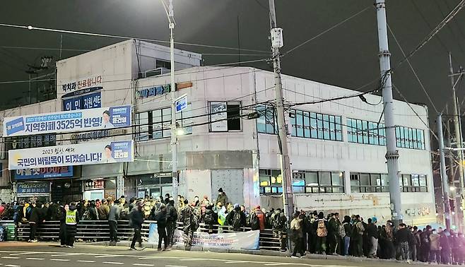 9일 새벽 서울 남구로역 삼거리에 일용직 일자리를 구하는 사람들이 몰려있다./김민소 기자