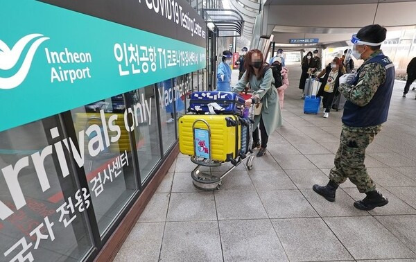 8일 오후 인천국제공항 제1여객티미널을 통해 입국한 중국발 입국자들이 검역지원단의 안내를 받아 PCR 검사센터로 향하고 있다. 사진=연합뉴스