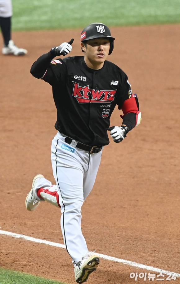 2021년 트레이드를 통해 롯데 자이언츠에서 KT 위즈로 이적한 신본기가 현 소속팀 KT와 FA 계약을 맺었다. [사진=정소희 기자]