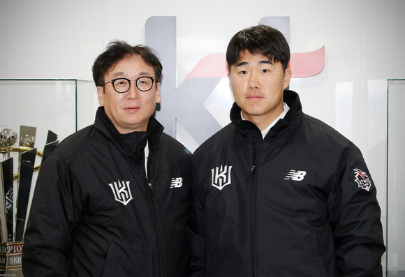 FA 자격을 얻은 신본기(내야수)가 KT 위즈와 계약했다. 신본기가 계약 후 나도현 구단 단장과 함께 기념촬영하고 있다. [사진=KT 위즈]