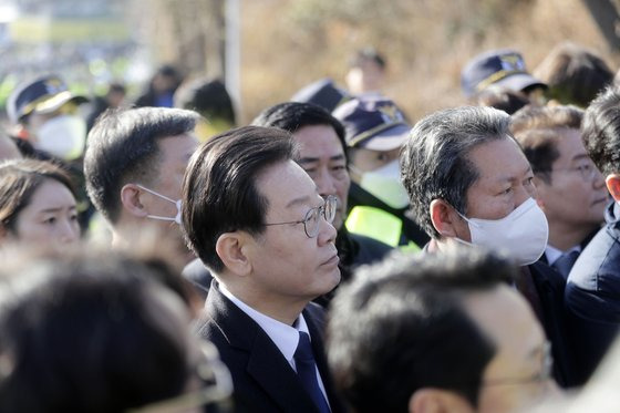 이재명 더불어민주당 대표가 10일 오전 성남에프시(FC) 후원금 의혹 조사를 받기 위해 경기 성남시 수원지검 성남지청 입구에서 이동하고 있다. 사진 공동취재단