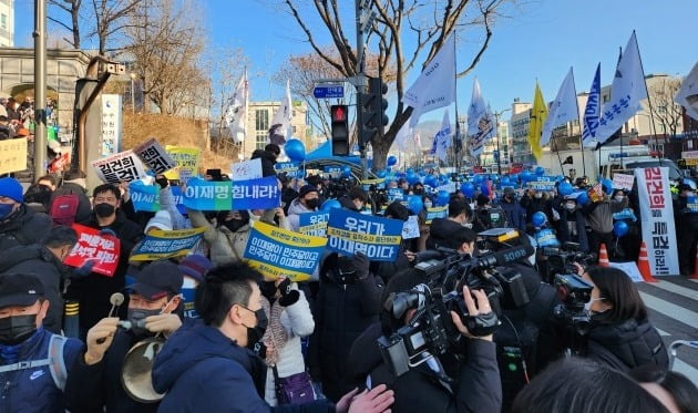 '성남FC 후원금 의혹'을 받는 이재명 더불어민주당 대표가 10일 출석하는 수원지검 성남지청 앞에서 이 대표의 지지자들이 피켓을 들고 집회를 벌이고 있다. / 사진=신현보, 김세린 한경닷컴 기자