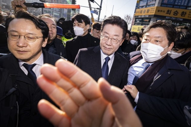 이재명 더불어민주당 대표가 성남FC 후원금 의혹 관련 검찰 조사를 받기 위해 10일 오전 경기 수원지방검찰청 성남지청에 출석하고 있다. /사진=뉴스1