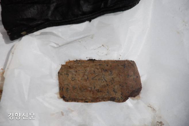 회곽묘에서 발견된 한글편지. 편지는 피장자(맹씨)의 머리맡에서 여러번 접은 모습으로 두 장이 놓여 있었다. 벽돌처럼 단단하게 밀봉되어 산소가 통하지 않은 회다짐묘(석회:모래:황토=3:1:1)였기에 편지의 원형을 간직할 수 있었다. |대전시립박물관 제공