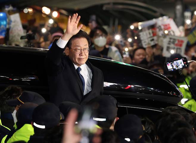 ‘성남FC 후원금 의혹’ 사건과 관련해 더불어민주당 이재명 대표가 10일 오후 경기도 성남시 수원지방검찰청 성남지청에서 조사를 받은 뒤 귀가하며 지지자들을 향해 손을 흔들고 있다. 연합뉴스