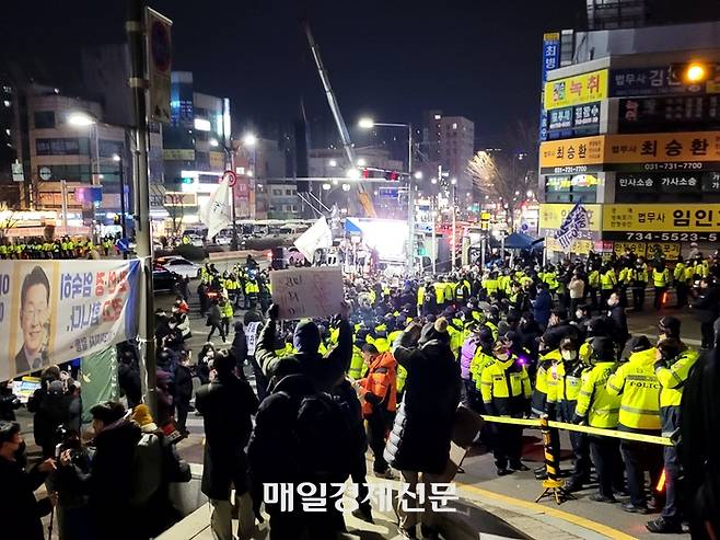 10일 오후 10시50분께 경기 성남시 성남지청 앞에서 이재명 더불어민주당 대표 지지자들이 이 대표의 검찰 조사가 마친 후 집회를 마무리 하고 있다. [사진=이윤식 기자]