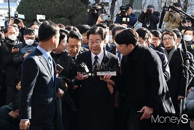 국민의힘은 10일 이재명 더불어민주당 대표의 검찰 소환조사와 관련해 "반헌법적 역사의 순간이 민주당으로 인해 완성됐다"며 소환조사에 앞서 '역사에 기록될 것'이라고 한 이 대표의 발언을 비꼬았다. 사진은 이 대표(가운데)가 이날 오전 수원지검 성남지청에 출석하는 모습. /사진=장동규 기자