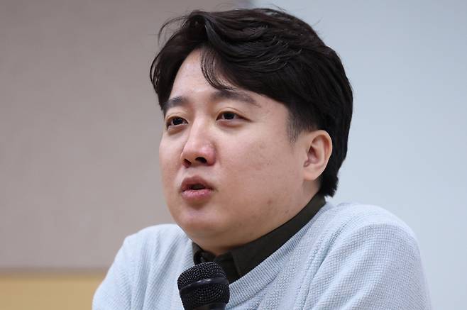 국민의힘 이준석 전 대표가 2022년 12월 22일 오후 서울 성북구 고려대학교정경관에서 정치외교학과 '한국현대정치사상' 주최로 열린 특별 강연 '보수주의의 길을 묻다'에서 패널들의 질문에 답하고 있다. [연합]