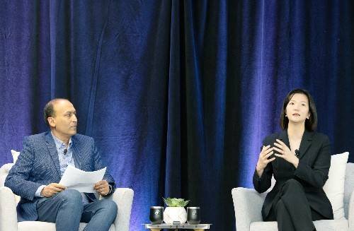 9일(미국 현지 시간) 샌프란시스코 레드우드시티에 위치한 포시마크 오피스에서 진행된 상견례 및 사내 설명회에서 네이버 최수연 대표가 직원들의 질문에 답변 중인 모습. (사진=네이버 제공) *재판매 및 DB 금지