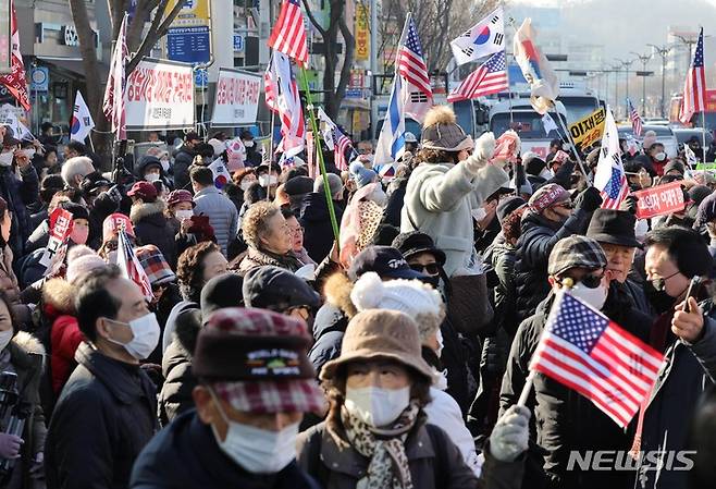 [성남=뉴시스] 사진공동취재단 = '성남FC 후원금' 의혹을 받고 있는 이재명 더불어민주당 대표의 검찰 출석을 앞둔 10일 경기도 성남시 수원지방검찰청 성남지청 앞에서 보수단체 회원들이 집회를 하고 있다. 2023.01.10. photo@newsis.com