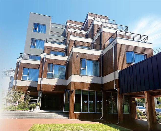 국립산림과학원이 2019년 경북 영주에 완공한 국내 목구조 최고층 건물(5층) '한그린 목조관'. 산림청 제공