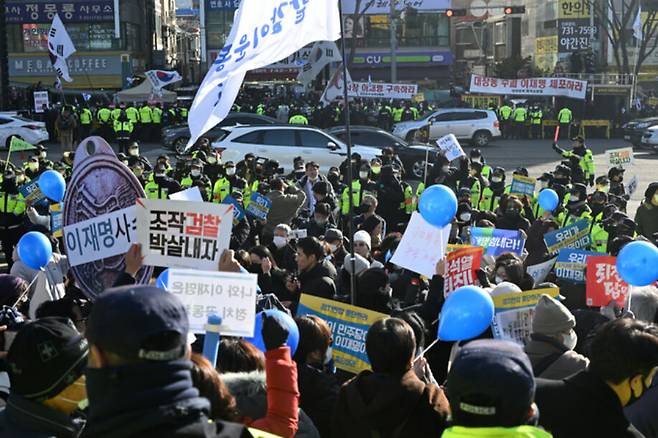 이재명 더불어민주당 대표가 성남FC 후원금 의혹과 관련해 검찰 조사를 앞둔 10일 오전 경기 수원지방검찰청 성남지청 앞에서 지지자들과 보수단체 회원들이 맞불 집회를 하고 있다. 성남=뉴스1