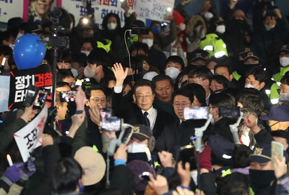 ‘성남FC 후원금 의혹’ 사건과 관련해 더불어민주당 이재명 대표가 10일 오후 경기도 성남시 수원지방검찰청 성남지청에서 조사를 받은 뒤 귀가하며 지지자들을 향해 손을 흔들고 있다. 2023.1.10 [공동취재]