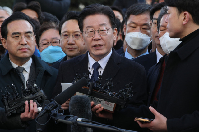 이재명(가운데) 더불어민주당 대표가 10일 경기 성남시 수원지방검찰청 성남지청에 출석하며 입장을 밝히고 있다. /성남=권욱 기자