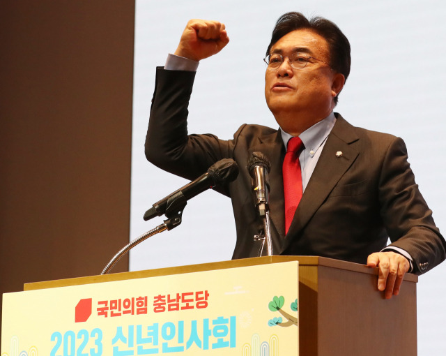 10일 충남 예산군 스플라스 리솜에서 열린 국민의힘 충남도당 신년인사회에서 정진석 국민의힘 비상대책위원장이 신년 인사를 하고 있다. 충남=연합뉴스