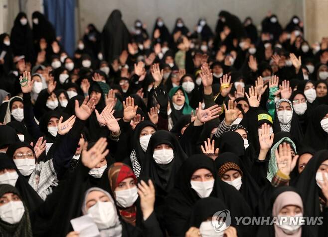 이란 최고지도자 하메네이와의 만남에 참여한 여성들. 모두 히잡을 착용하고 있다. [로이터 연합뉴스 자료사진. 재판매 및 DB 금지]