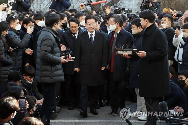 이재명 대표, '성남FC 후원금 의혹' 관련 검찰 출석 (성남=연합뉴스) '성남FC 후원금 의혹' 사건과 관련해 더불어민주당 이재명 대표가 10일 오전 경기도 성남시 수원지방검찰청 성남지청에 피의자 신분으로 조사를 받기 위해 출석하고 있다. 2023.1.10 [사진공동취재단] photo@yna.co.kr