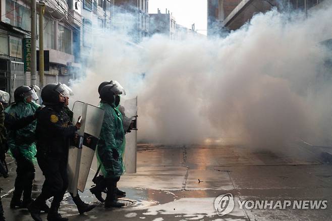 반정부 시위대 진압 나선 페루 경찰 (푸노[페루] AFP=연합뉴스) 9일(현지시간) 페루 푸노에서 경찰이 최루가스를 동원해 반정부 시위대 해산에 나서고 있다. 2023.1.10