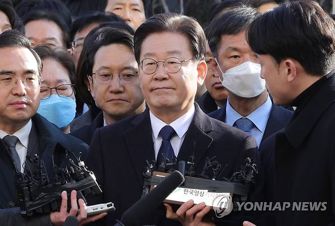 이재명 대표, 성남FC 후원금 의혹' 관련 검찰 출석 전 입장 발표 (성남=연합뉴스) '성남FC 후원금 의혹' 사건과 관련해 더불어민주당 이재명 대표가 10일 오전 경기도 성남시 수원지방검찰청 성남지청에 피의자 신분으로 조사를 받기 위해 출석하며 입장 발표를 하고 있다. 2023.1.10 [사진공동취재단] photo@yna.co.kr