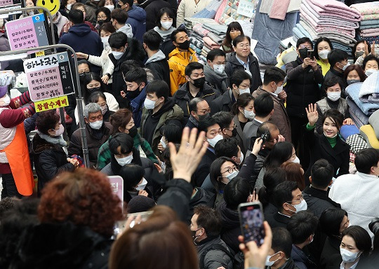 윤석열 대통령 부인 김건희 여사가 11일 대구 서문시장을 찾아 상인과 시민들에게 손을 흔들고 있다. 사진=뉴시스