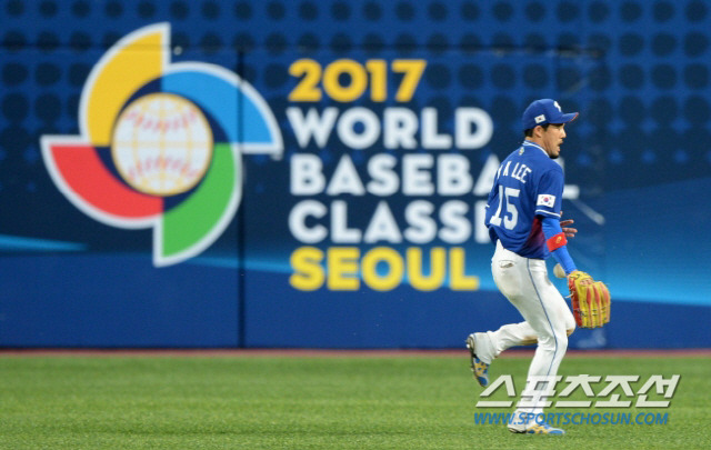 월드 베이스볼 클래식(WBC) 서울라운드 한국과 대만의 경기가 9일 고척스카이돔에서 열렸다. 7회말 2사 2루 중견수 이용규가 대만 천용지의 타구를잡기 위해 뛰었지만 잡지 못하고 있다. 이 타구에 2루주자 가오궈후이가 득점에 성공하며 8대8 동점이 됐다.

고척돔=허상욱 기자 wook@sportschosun.com/2017.03.09/