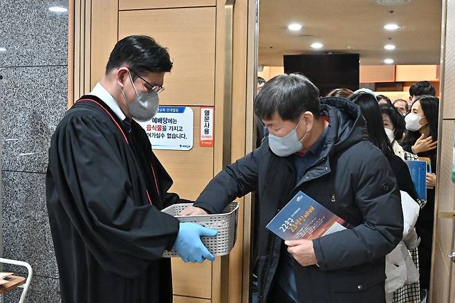 작년말 새에덴교회 송구영신예배를 마친 후 교인들이 '신년 말씀 카드'를 뽑는 모습. 새에덴교회 제공