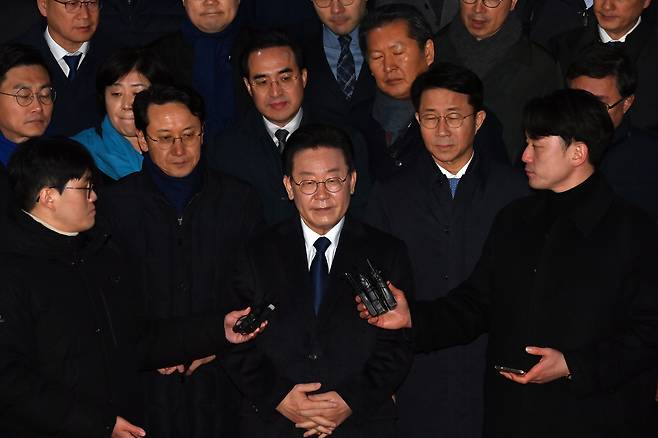 이재명 더불어민주당 대표가 10일 밤 경기 수원지방검찰청 성남지청에서 성남FC 후원금 의혹 사건과 관련 검찰 조사를 마친 뒤 입장을 발표하고 있다. /장련성 기자