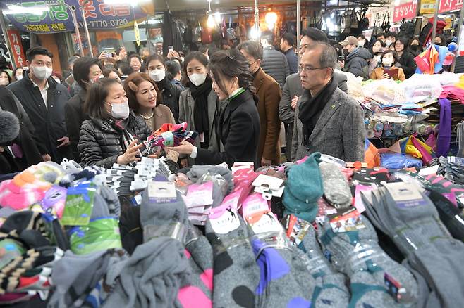 김건희 여사가 11일 대구 서문시장을 방문, 양말을 살펴보고 있다. /연합뉴스