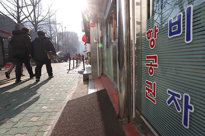 중국이 한국 국민에 대한 중국행 단기비자 발급을 전면 중단한 다음날인 11일 서울 중구 주한중국대사관 인근 번역·통역 업체 모습. /연합뉴스