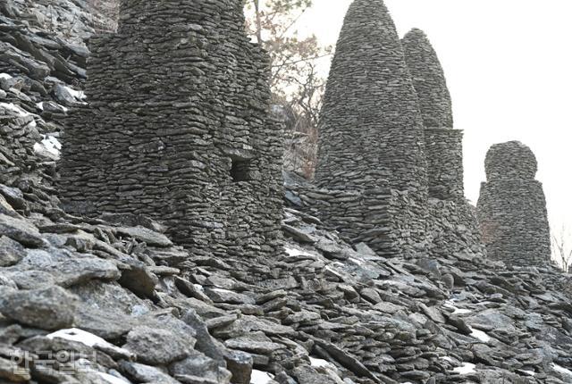 오봉산 칼바위 가는 등산로 주변에 널돌로 여러 기의 탑을 쌓아 놓았다.