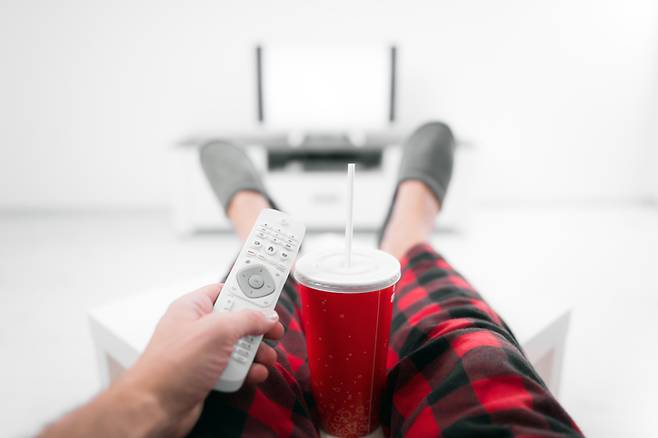 지나친 TV 시청, 습관적인 탄산음료 섭취는 수명을 줄이는 행동이다./사진=게티이미지뱅크