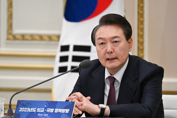 윤석열 대통령이 11일 청와대 영빈관에서 외교부와 국방부로부터 2023년 업무보고를 받으며 발언하고 있다. 2023. 1.11 [사진=대통령실]