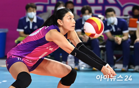 흥국생명 김연경이 11일 오후 인천 삼산월드체육관에서 열린 2022-2023 도드람 V리그 흥국생명과 현대건설의 경기에서 리시브를 하고 있다. [사진=김성진 기자]