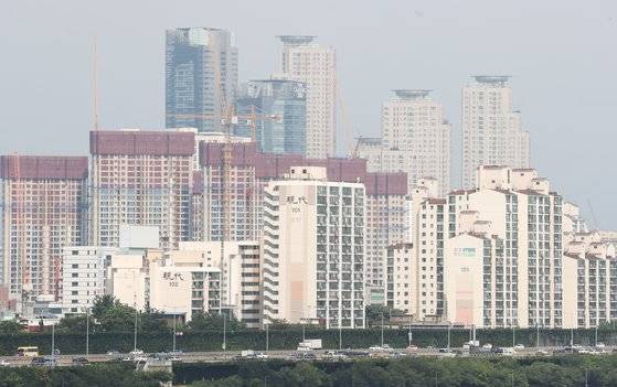 지난해 서울에서 전용 60㎡ 이하 소형 아파트 매입 비중이 역대 최고치를 기록했다. 사진은 서울 시내 아파트 모습. 연합뉴스