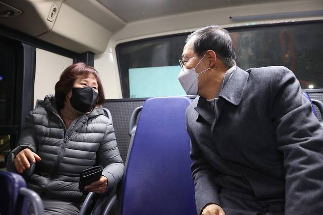 한덕수 국무총리가 지난 2일 4시쯤 서울 상계동에서 '새벽 만원 버스'라고 알려진 146번 시내버스 첫차를 타고 새해 첫 출근하는 근로자들을 격려하고 있다  /사진 = 총리실 제공