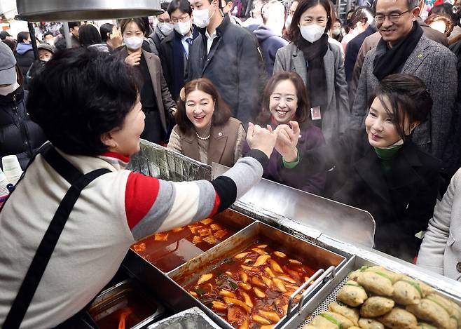 김건희 여사(맨 오른쪽)가 11일 대구 서문시장을 찾아 재방문을 약속하며 상인과 새끼손가락을 걸고 있다. <대구/이승환 기자>