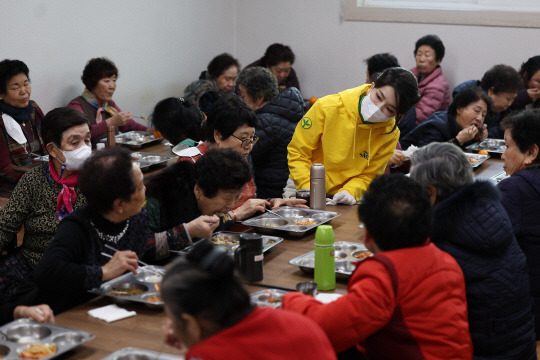 윤석열 대통령 부인 김건희 여사가 11일 대구 성서종합사회복지관을 찾아 급식 봉사를 하고 있다. 대통령실 제공