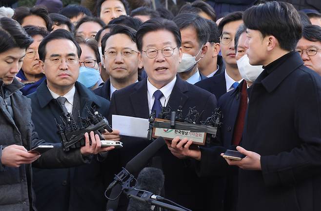 '성남FC 후원금 의혹' 사건과 관련해 더불어민주당 이재명 대표가 10일 오전 경기도 성남시 수원지방검찰청 성남지청에 피의자 신분으로 조사를 받기 위해 출석하며 입장발표 하고 있다. [연합]