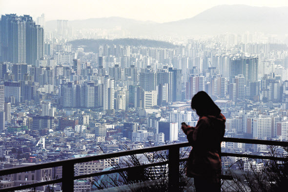 서울 용산구 남산 전망대에서 바라본 강북 일대 아파트와 빌딩 모습. 임세준 기자