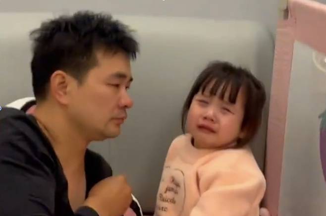 아빠의 흰머리를 발견하고 울고 있는 여자 아이의 모습 [바이두 @社事集汇站 갈무리]